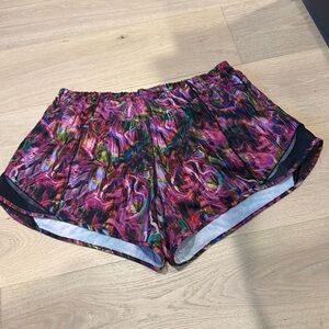 Lululemon women’s hotty hot short high rise 2.5” size 14